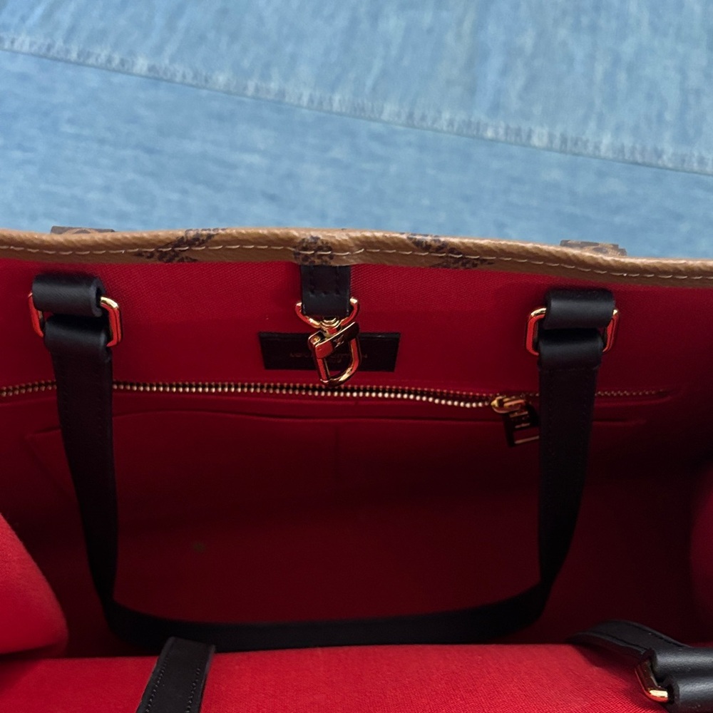 Louis Vuitton On The Go MM Monogram Tote - Picture 9 of 10